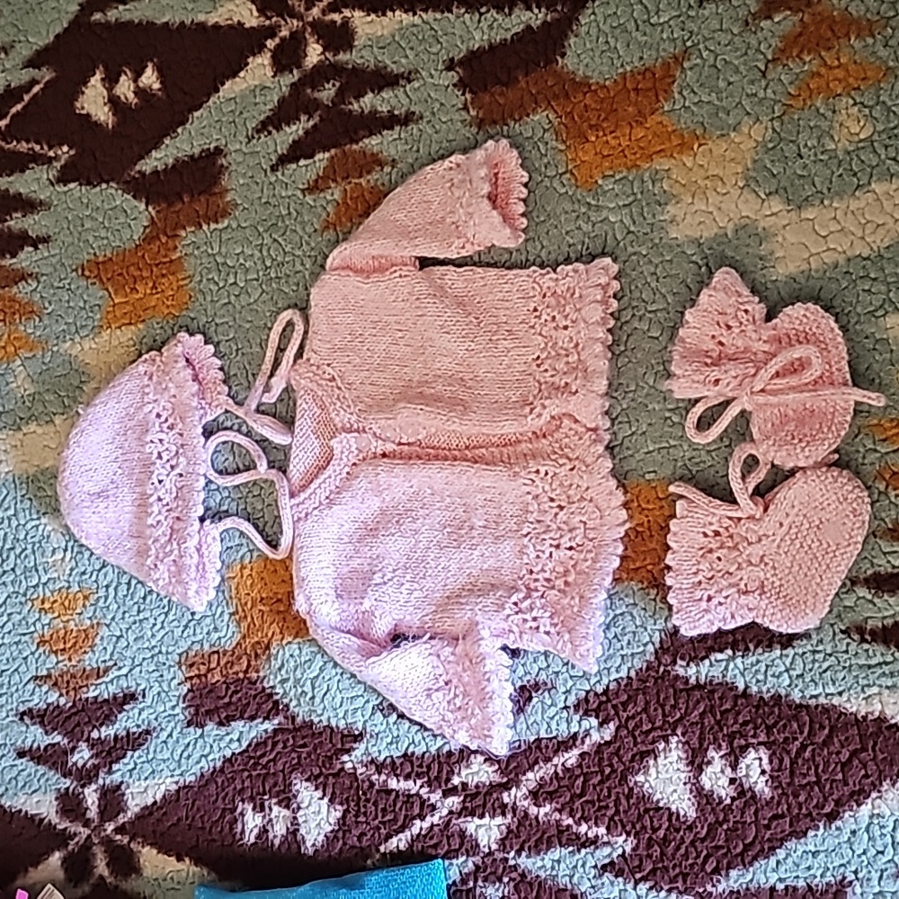 STUNNING HANDMADE BABY BOOTIES, BONNET AND CARDIGAN
